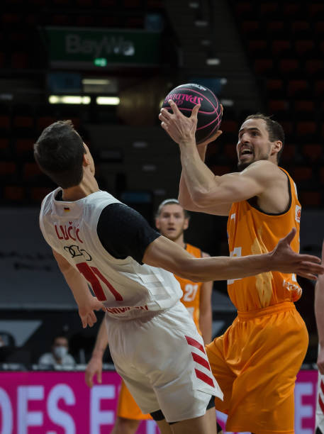 他以年近3 他以年近3